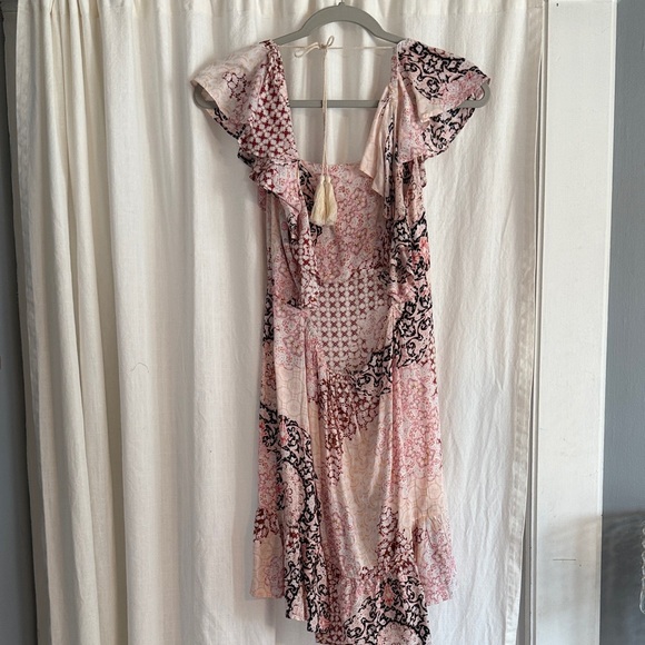 Chic High-Low Dress with Ruffle Sleeves - Picture 2 of 4